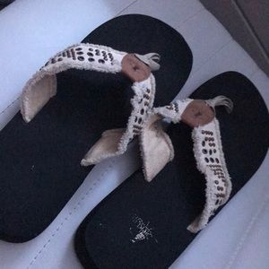 they are black and cream, they are flip flops, from the brand corkys